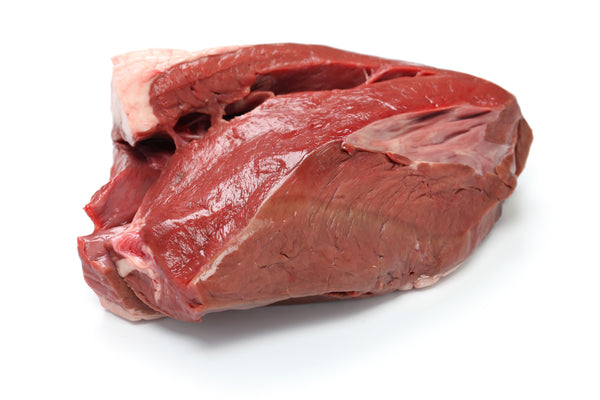 Carne de res o corazón de buey aislado sobre fondo blanco para el artículo Rawmate Muscle Meat